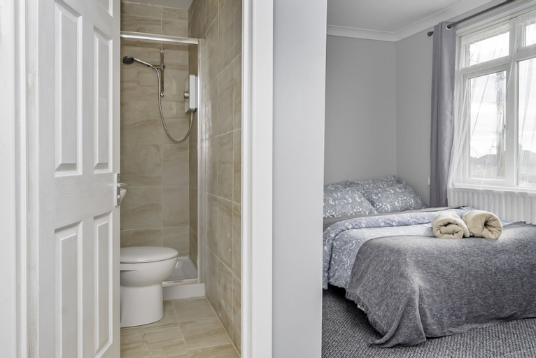 Shirley House 2 Guest House Self Catering by Southampton General Hospital, Southampton