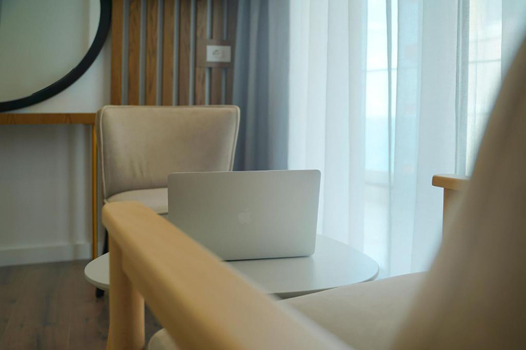 Others 5, Dorchester Hotel, Sarandës