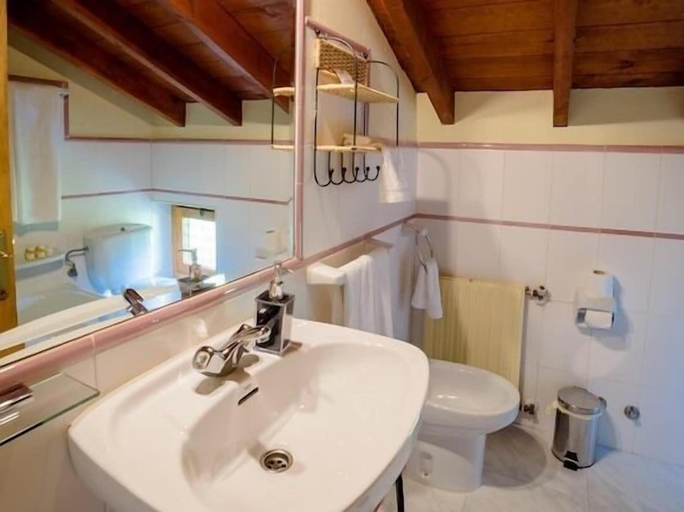 Bathroom 3, Hotel Rural Picos de Europa, León