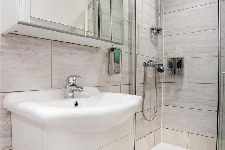 Bathroom 4, The Broadway Hotel - London Heathrow, London