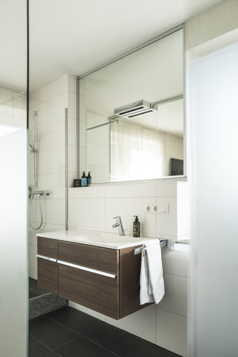 Bathroom 5, Kunst-Hotel Drei König am Marktplatz Stadt Lörrach, Lörrach