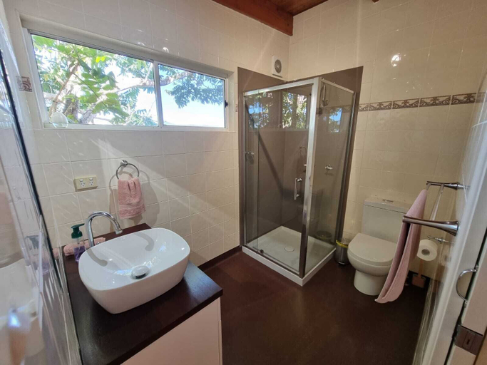 Bathroom 4, Clandulla Cottages, Beaudesert - Pt C