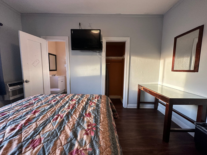 Bedroom 5, Unity Hotel - No Parking & Rooms Are Upstairs, Los Angeles