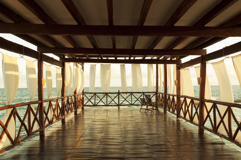 Exterior & Views 27