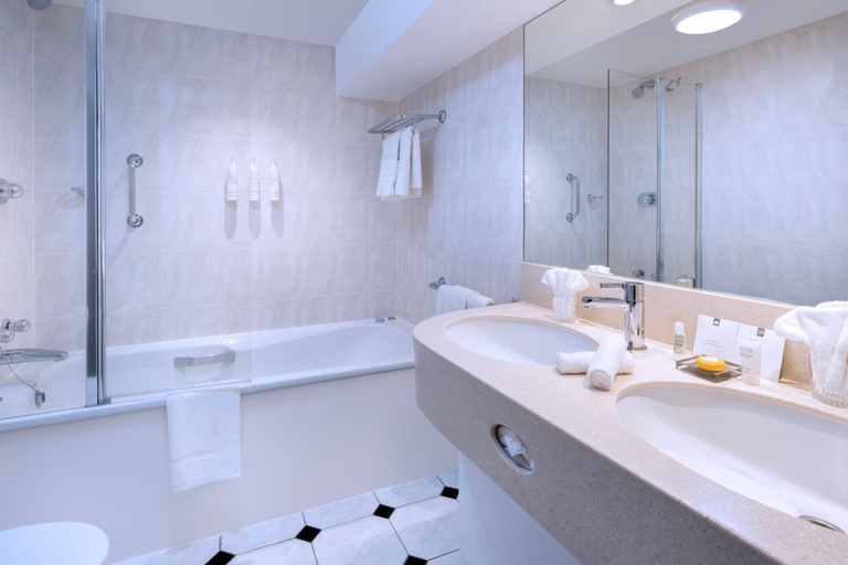 Bathroom 3, Delta Hotels by Marriott Liverpool City Centre, Sefton