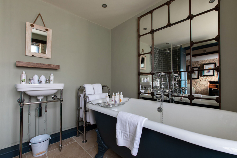 Bathroom 3, The Wheatsheaf Inn, Gloucestershire