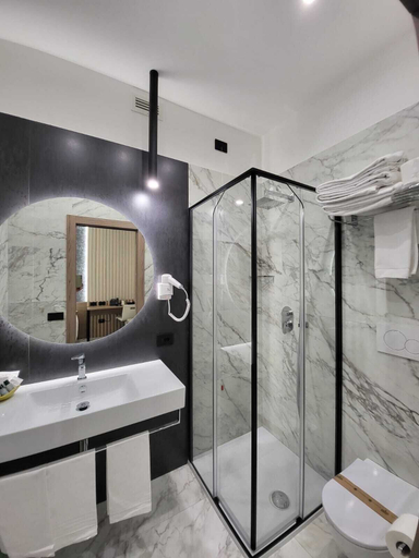 Bathroom 5, Hotel Maiuri, Napoli