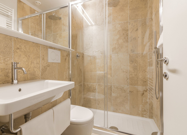 Bathroom 5, La Cisterna, Siena