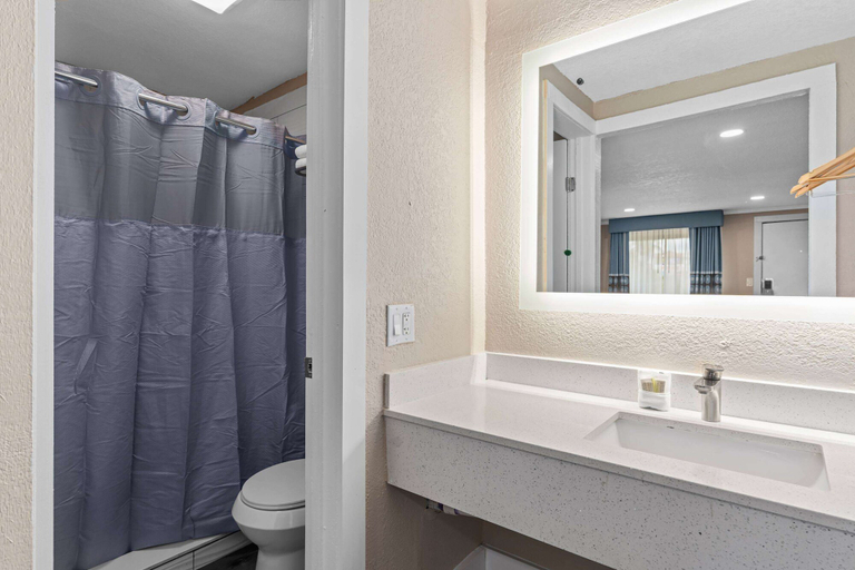 Bathroom 5, Super 8 by Wyndham Kissimmee/Orlando, Osceola