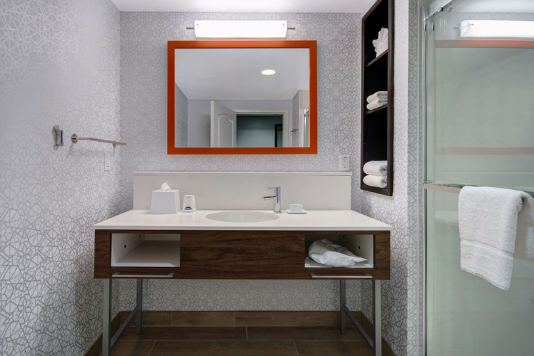 Bathroom 4, Hampton Inn & Suites Yonkers, Westchester