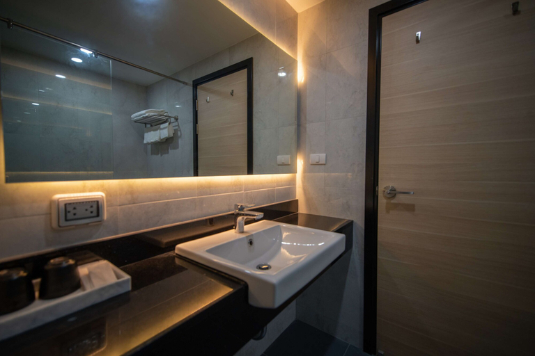 Bathroom 5, Lewit Hotel Pattaya, a member of Radisson Individuals, Pattaya