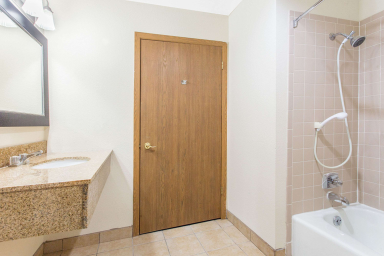 Bathroom 4, Baymont by Wyndham Dubuque, Dubuque