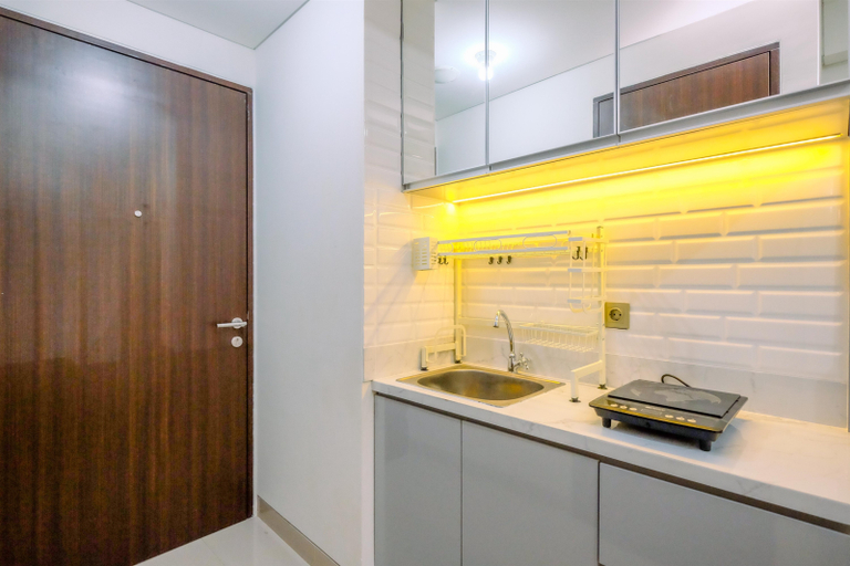 Bathroom 3, Modern Living and Nice Studio at Transpark Cibubur Apartment By Travelio, Depok