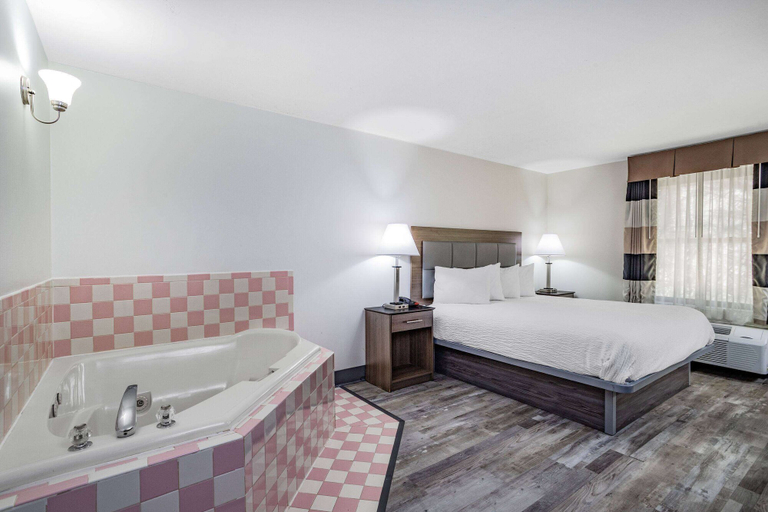 Bedroom 3, Ramada by Wyndham Hendersonville, Henderson