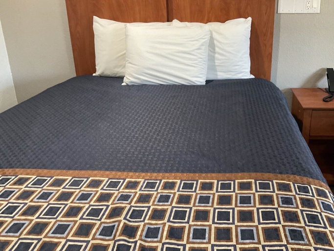 Bedroom 3, Motel 6 Putnam, CT, Windham