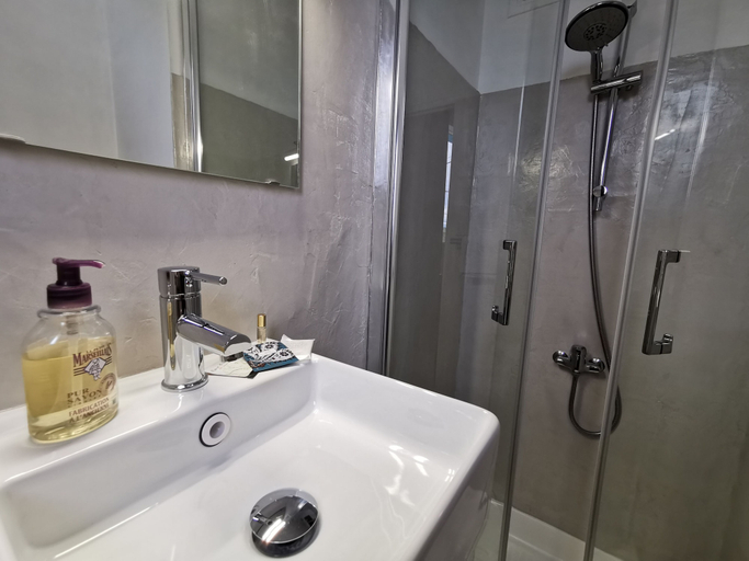 Bathroom 4, Source de la Vallée, Corrèze