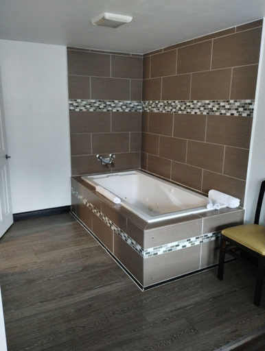 Bathroom 3, Kings Row Inn, Clackamas