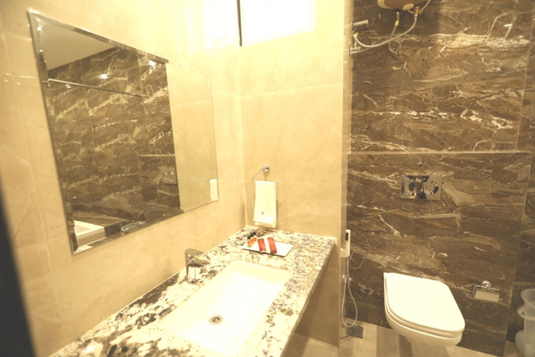 Bathroom 3, Pine Regency - Aravali's Peak view, Udaipur