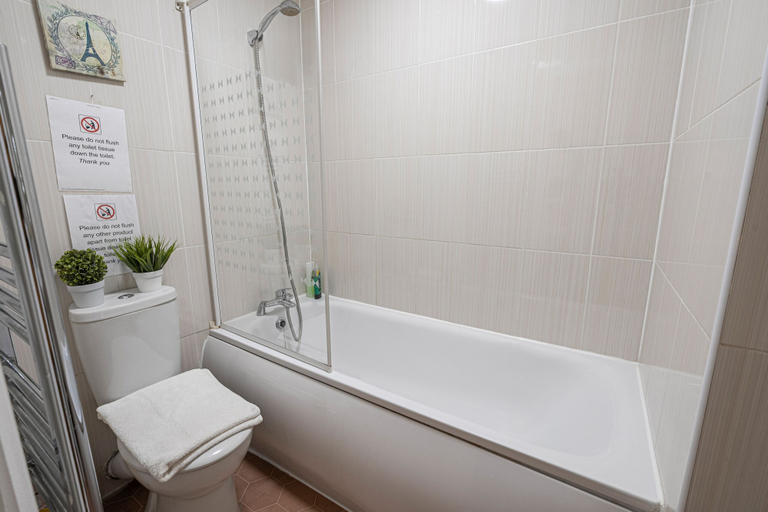Bathroom 2, Nice 3 Bedrooms Apartment Near Hyde Park & Oxford St, London