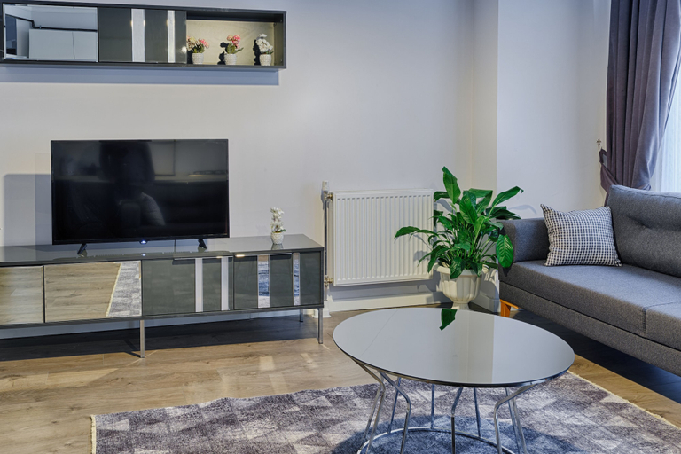 Living area 3, Gorgeous Central 2BR Condo w City Views, Şişli