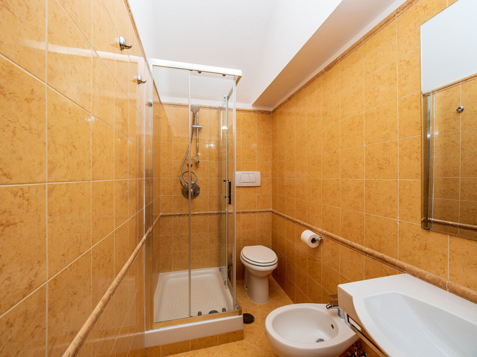 Bathroom 5, Palazzo Russo, Napoli