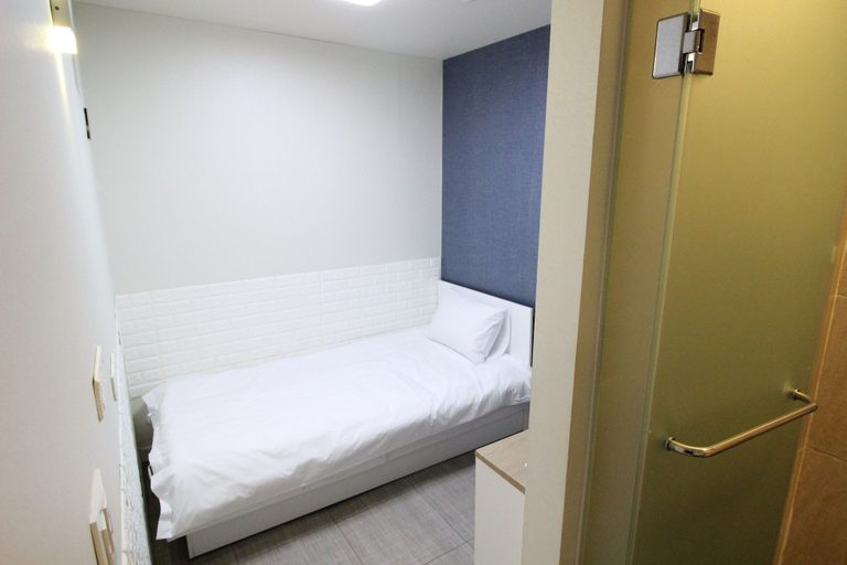 Bedroom 4, Stay in Blue, Jung