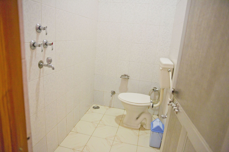 Bathroom 5, Hotel Ganesha, Varanasi