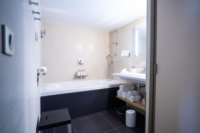 Bathroom 5, Hôtel & Spa - Thalazur Bandol Ile Rousse, Var
