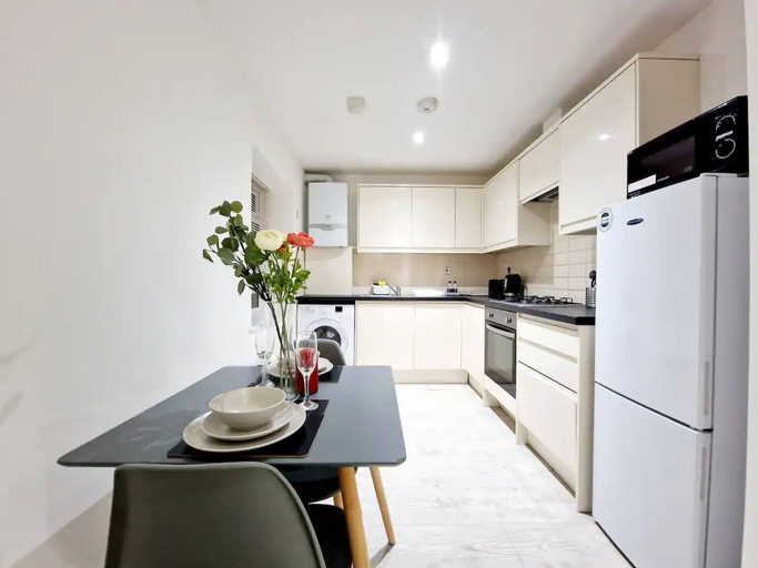 Others 5, Modern Apartment in Uxbridge, London