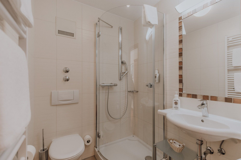 Bathroom 4, Hotel Restaurant Weßner Hof, Traunstein