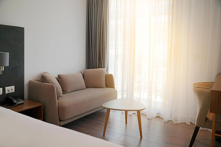 Others 5, Dorchester Hotel, Sarandës