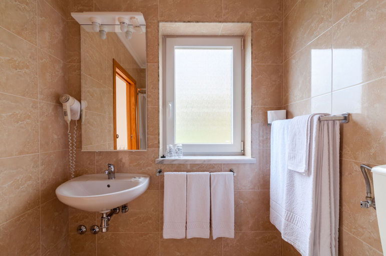 Bathroom 4, Hotel Berne, Manteigas