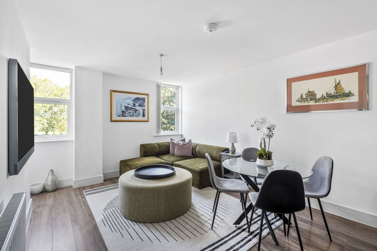 Luxurious 2 Bedroom Apartment With Free Parking, Essex