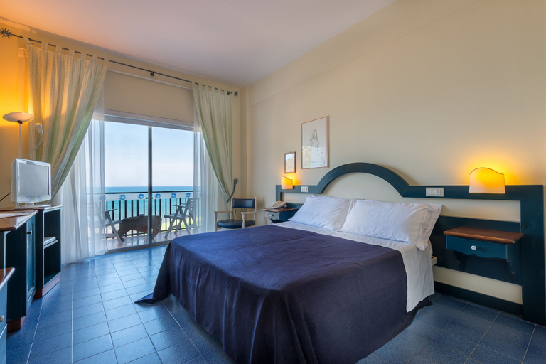 Bedroom 3, Summit Hotel, Latina