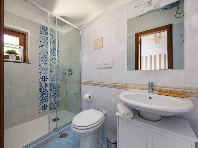 Bathroom 5, Palazzo Russo, Napoli