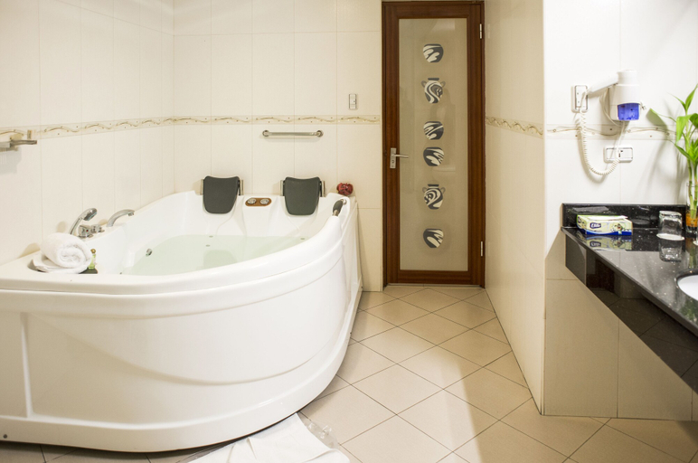 Bathroom 4, Kingdom Hotel, Lima