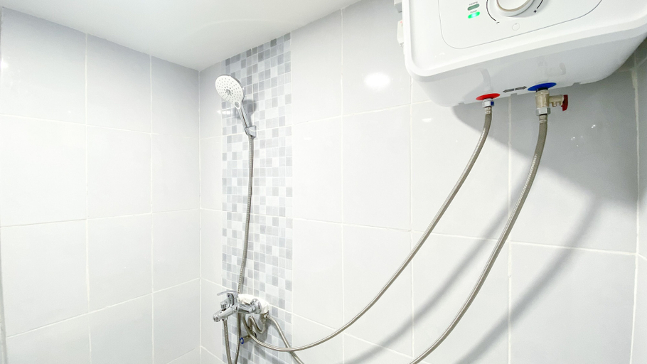 Bathroom 2, Nice And Comfortable 2Br At 20Th Floor Tokyo Riverside Apartment, Tangerang