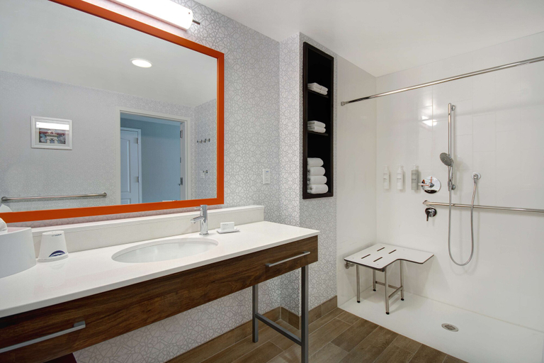 Bathroom 4, Hampton Inn & Suites Yonkers, Westchester