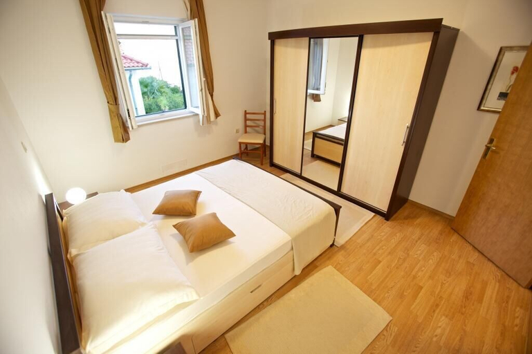 Bedroom 2, Apartments Villa Grlica, Sutivan