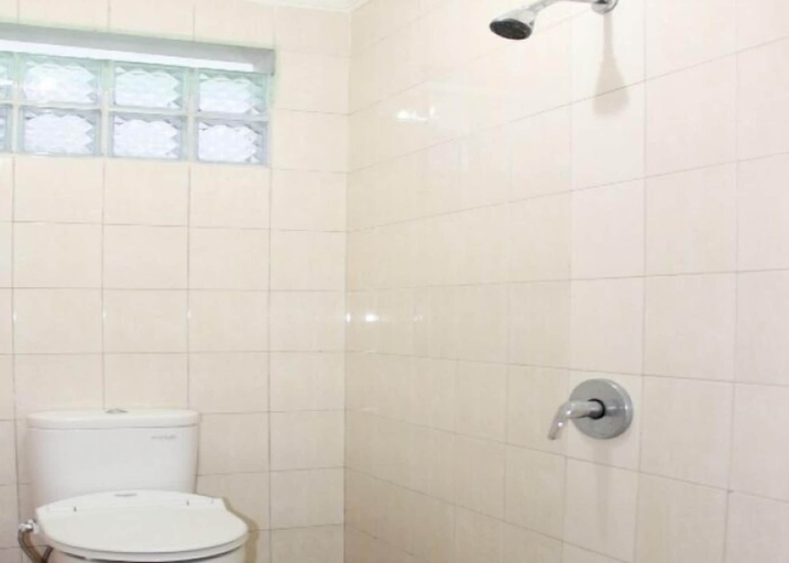 Bathroom, De Sun Pasteur Guest House by HouseinBandung, Bandung