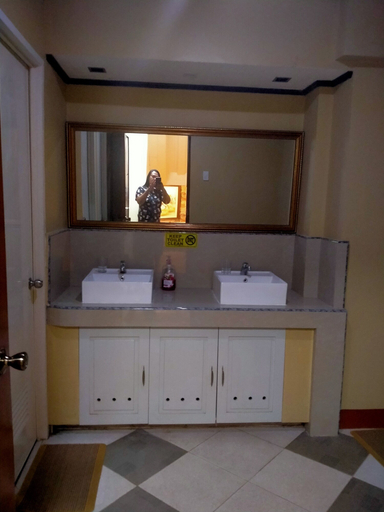 Bathroom 2, M2R Apartelle, Balasan