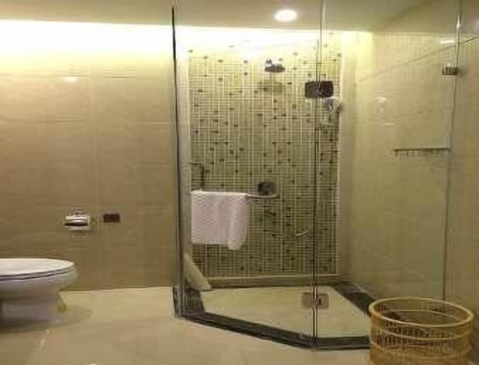 Bathroom 3, Ramada Huize, Qujing