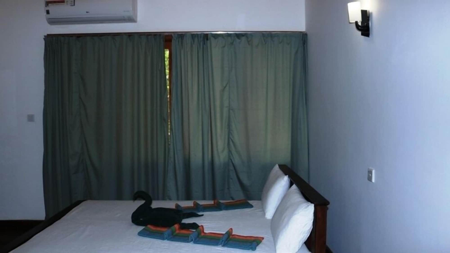 Bedroom 2, Birds Paradise Hotel, Kalawana