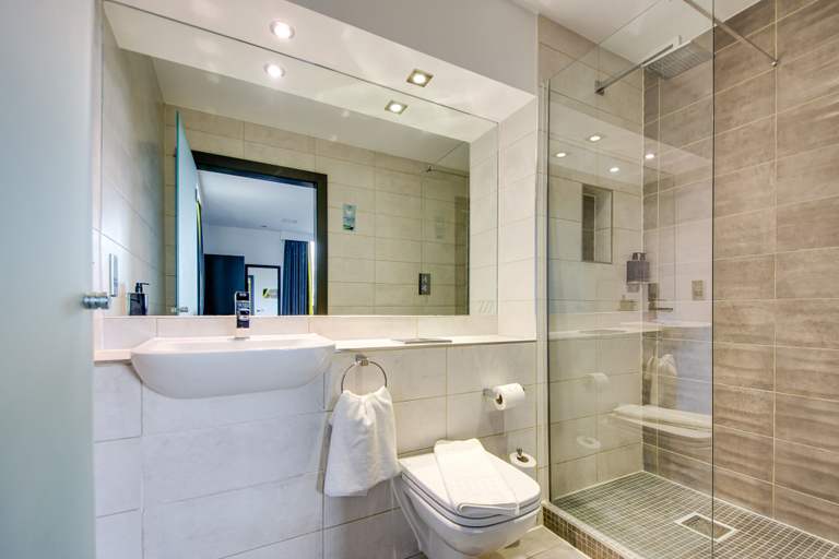 Bathroom 3, Roomzzz Nottingham City, Nottingham