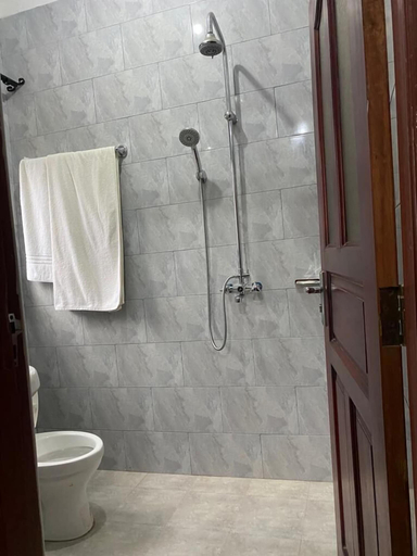Bathroom 5, Golden Cherries Guest House, Jinja