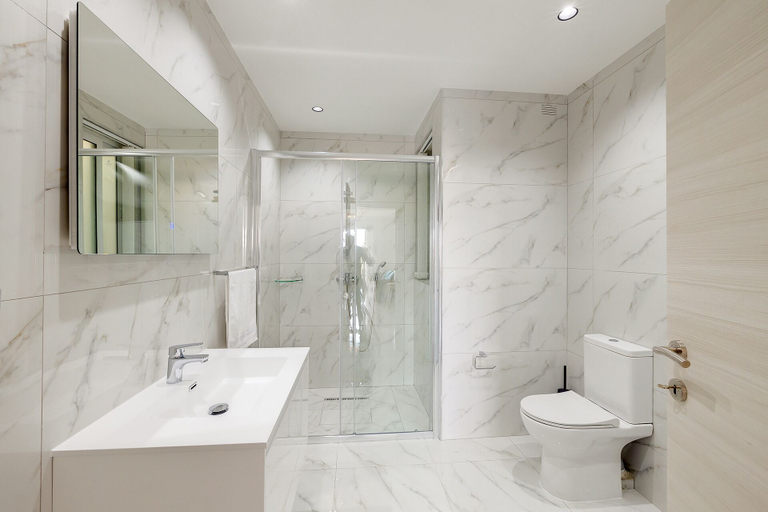 Bathroom, Deluxe 2BR Apartment in Central St Julian's