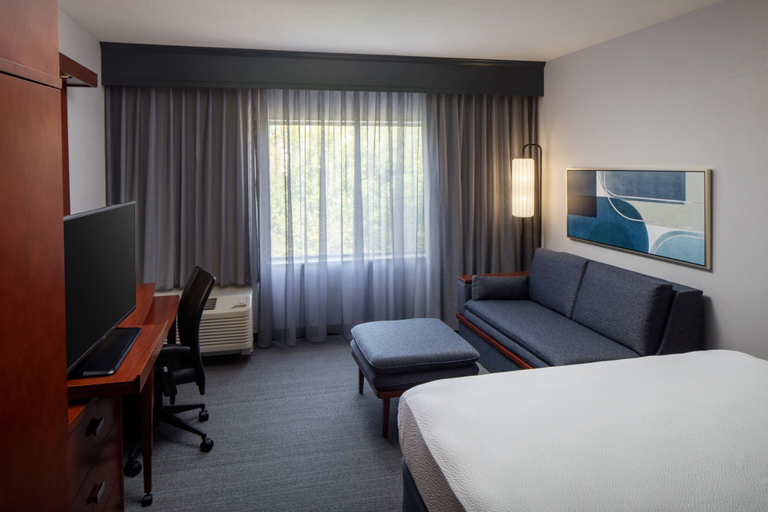 Bedroom 2, Courtyard by Marriott Charleston Downtown/Civic Center, Kanawha