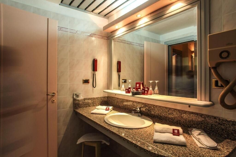 Bathroom 5, Hotel Grazia Deledda, Sassari