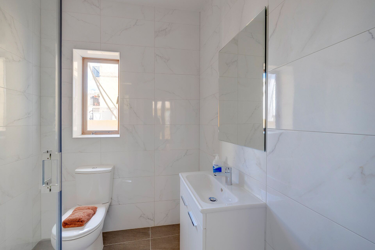 Bathroom, Chic 2BR Apartment, Ideal Location