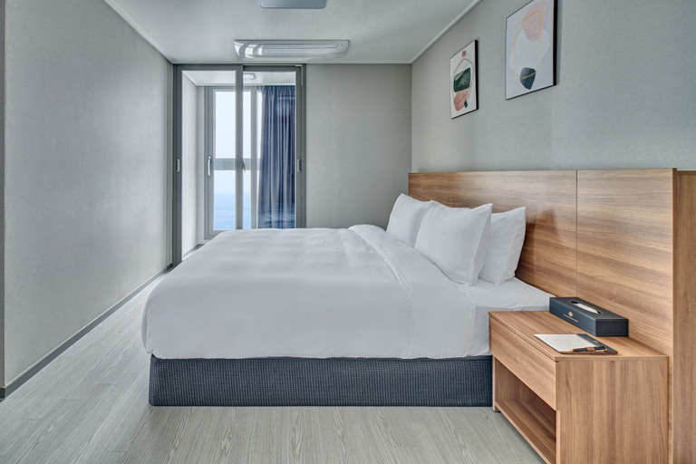 Bedroom 5, Gangneung Chonpines Ocean Suites Hotel, Gangneung